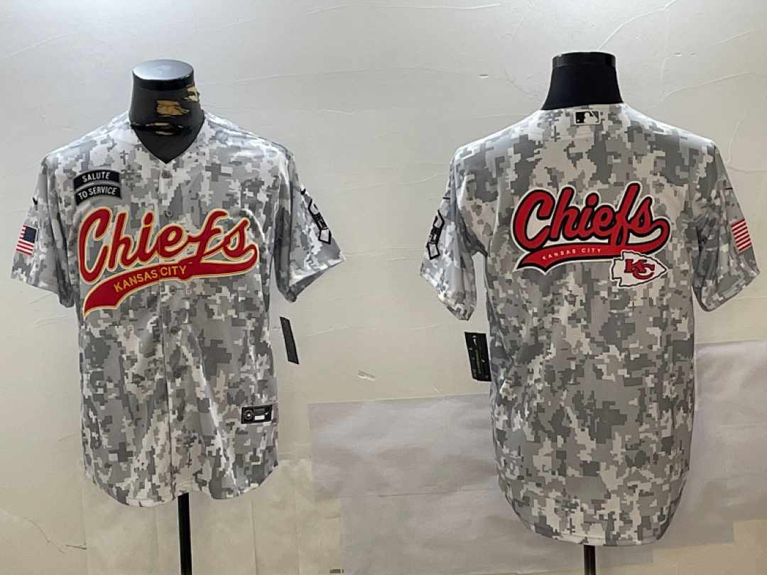 Kansas City Chiefs — Salute to Service Edición Logo Grande Collab